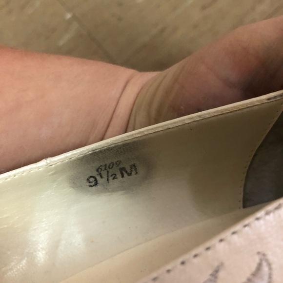J. Renee Embroidered cream pumps 9.5 FLAW - Picture 6 of 6